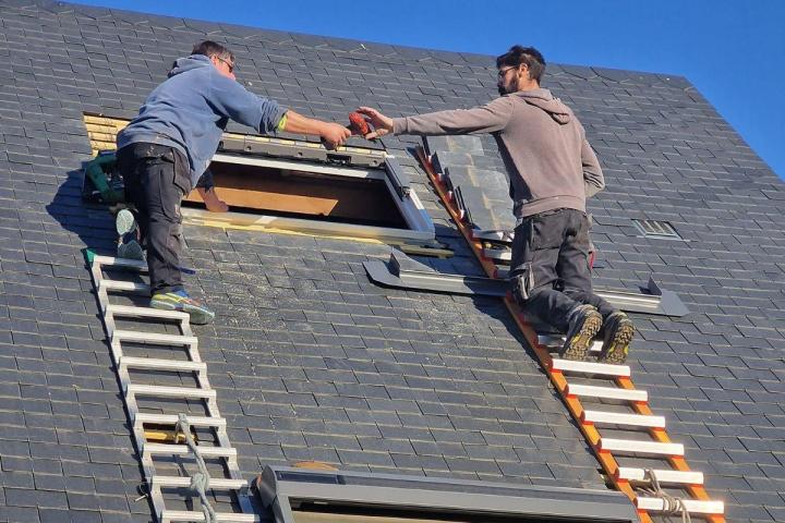 Pose de fenêtres de toit Velux ou lucarne de toit.
