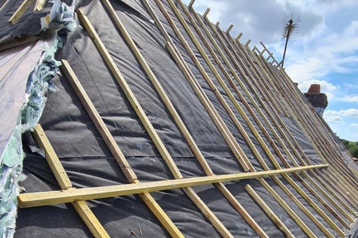 Pose des isolants naturels et synthétiques.